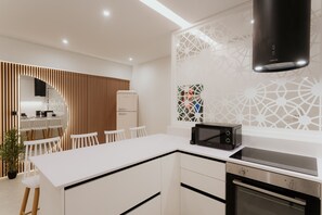 Fridge, microwave, oven, stovetop - 1BR Designer Suite Homey Feel Near Metro (Athens)