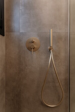 Shower, hair dryer, towels, soap - 1BR Designer Suite Homey Feel Near Metro (Athens)