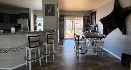 Navajo Dam, River Front, Fully Equipped "Bear Cabin" Rents from 1-6 guests