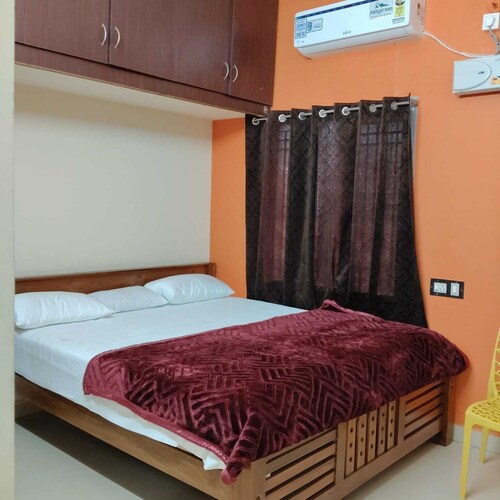 APMSV Home Stay in Tiruvannāmalai offers a 4-bedroom, 5-bathroom Lavish villa