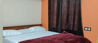 APMSV Home Stay in Tiruvannāmalai offers a 4-bedroom, 5-bathroom Lavish villa