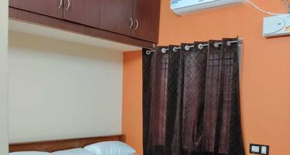 APMSV Home Stay in Tiruvannāmalai offers a 4-bedroom, 5-bathroom Lavish villa