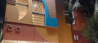 APMSV Home Stay in Tiruvannāmalai offers a 4-bedroom, 5-bathroom Lavish villa