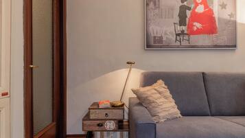 Leilighet – basic, balkong | Oppholdsområde | En 35-centimeters TV med digitale kanaler