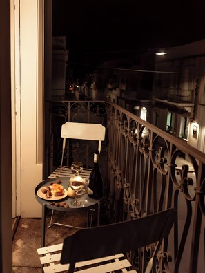 Outdoor dining - Apartment 'Loft Giulia' with Sea View Balcony in Central Avola (Avola)