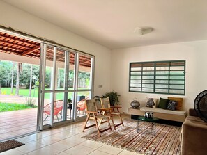 Living room - casa com piscina (Goiânia)