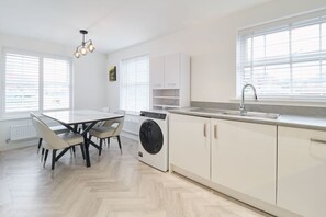 Geladeira, micro-ondas, fogão, lava-louças