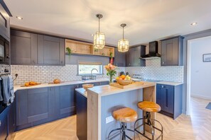 Horno, lavavajillas, utensilios de cocina