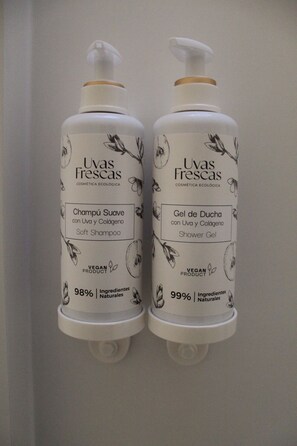 مجففات شعر، مناشف، صابون، ورق حمّام