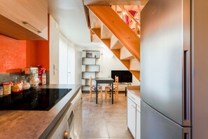 Fridge, microwave, oven, stovetop - Apartment 'Loft Loc 25 M2 Quiet House' with Private Terrace, Wi-Fi and Air Conditioning (Les angles)