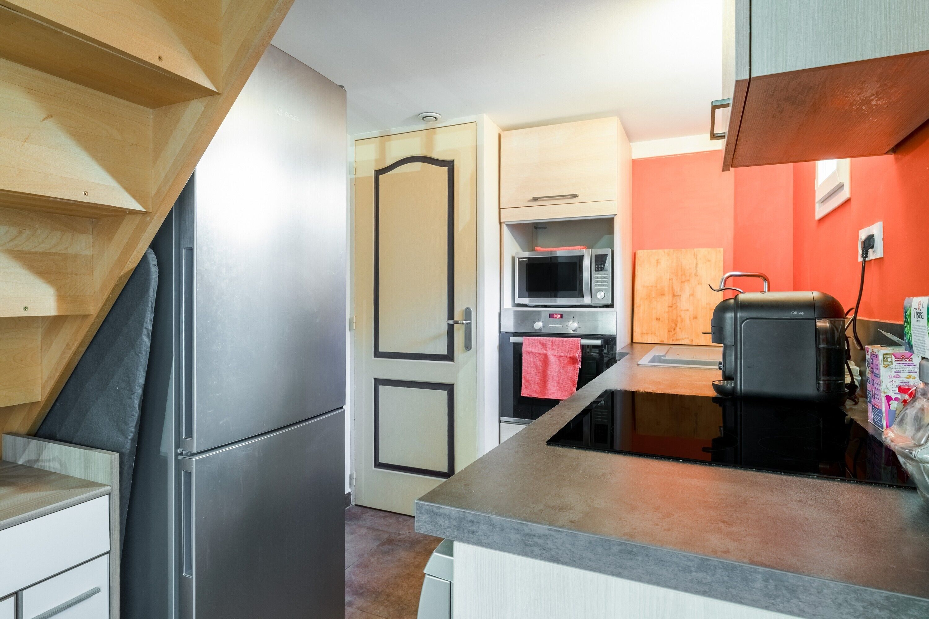 Réfrigérateur, micro-ondes, four, plaque de cuisson