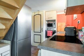 Kylskåp, mikrovågsugn, ugn och spishäll