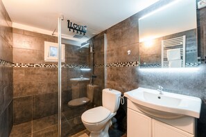 Suihku, hiustenkuivaaja, pyyhkeet