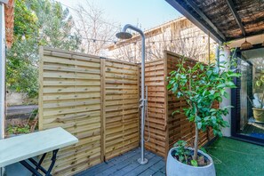 Terrace/patio - Apartment 'Loft Loc 25 M2 Quiet House' with Private Terrace, Wi-Fi and Air Conditioning (Les angles)