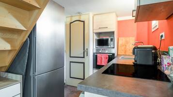 Kühlschrank, Mikrowelle, Ofen, Herdplatte