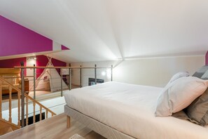 Iron/ironing board, WiFi, bed sheets - Apartment 'Loft Loc 25 M2 Quiet House' with Private Terrace, Wi-Fi and Air Conditioning (Les angles)