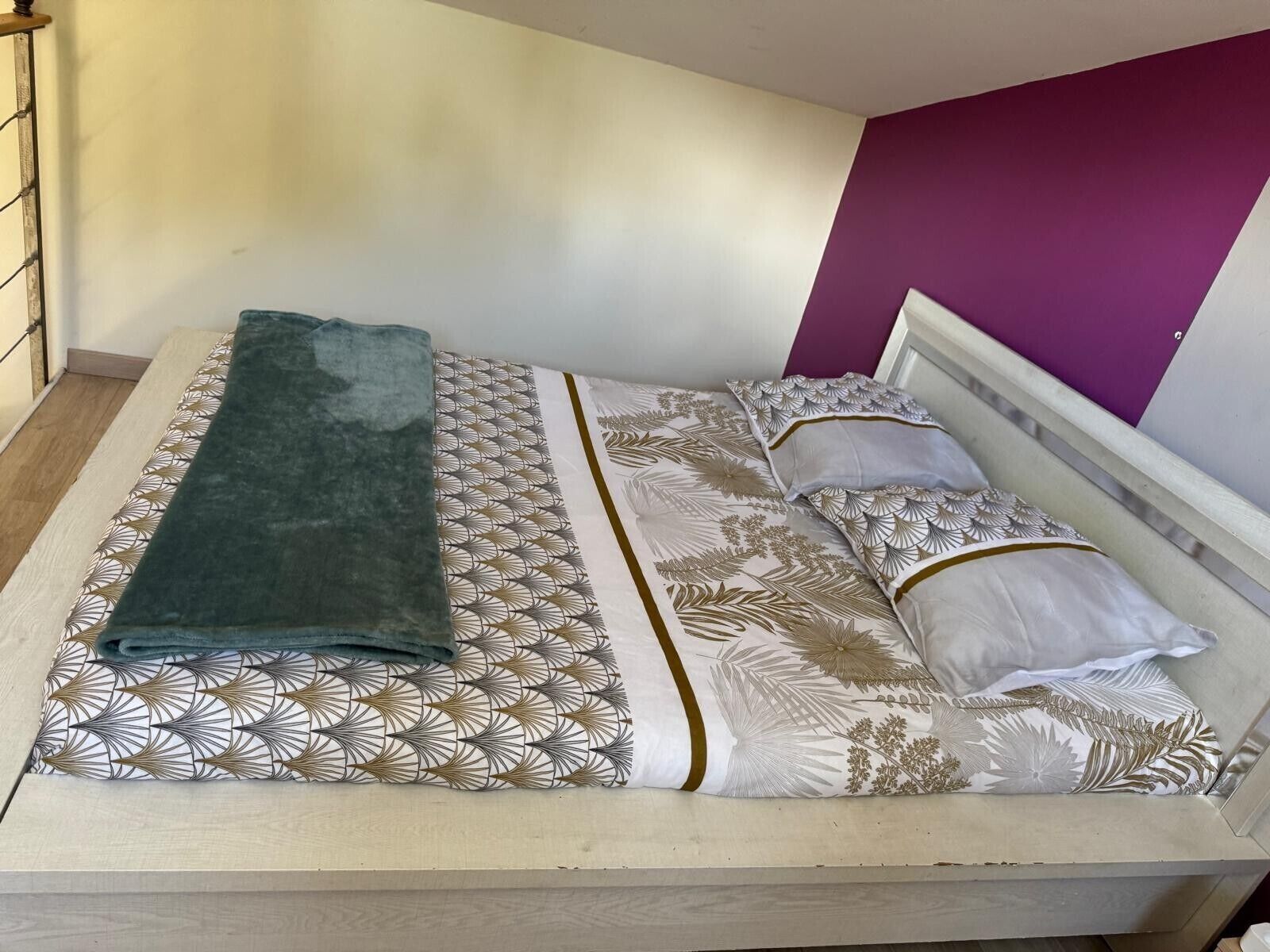 Tabla de planchar con plancha, wifi y ropa de cama 