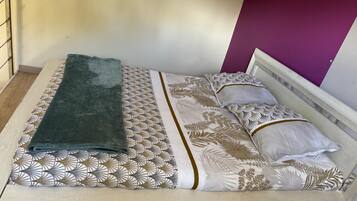 Tabla de planchar con plancha, wifi y ropa de cama