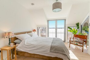 3 bedrooms, travel cot, free WiFi, bed sheets - 3 Bed in Horton (oc-s30500) (Port Eynon)