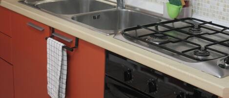 Kjøleskap, mikrobølgeovn, ovn og kokeplater