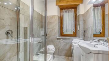 Standard Apartment, Multiple Bedrooms (La Casa dei Nonni) | Bathroom