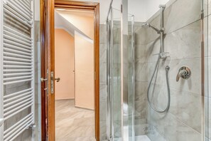 Standard-Apartment, Mehrere Schlafzimmer (La Casa dei Nonni) | Badezimmer | Dusche, Haartrockner, Bidet, Handtücher