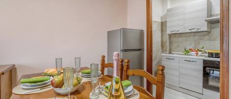 Refrigerador, horno, parrilla de estufa y utensilios de cocina