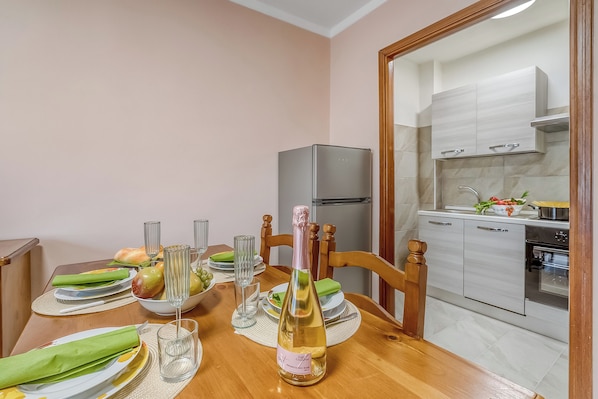 Geladeira, fogão, cooktop, talheres/pratos/utensílios de cozinha