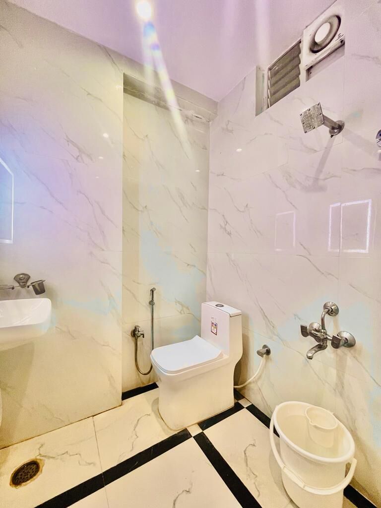 Towels, soap, shampoo, toilet paper