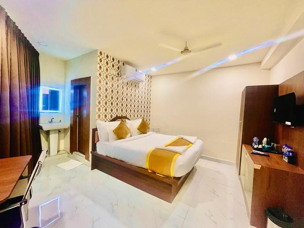 Quarto casal luxo, 1 cama King | Escrivaninha, Wi-Fi de cortesia