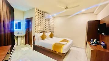 Quarto casal luxo, 1 cama King | Escrivaninha, Wi-Fi de cortesia