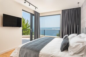 5 bedrooms, travel cot, free WiFi - Luxury Seaview Villa with Jacuzzi (Dalmatia County)