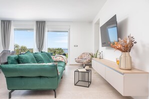 Smart TV - Charming Seaside Villa Getaway (Splitsko-dalmatinska župani)
