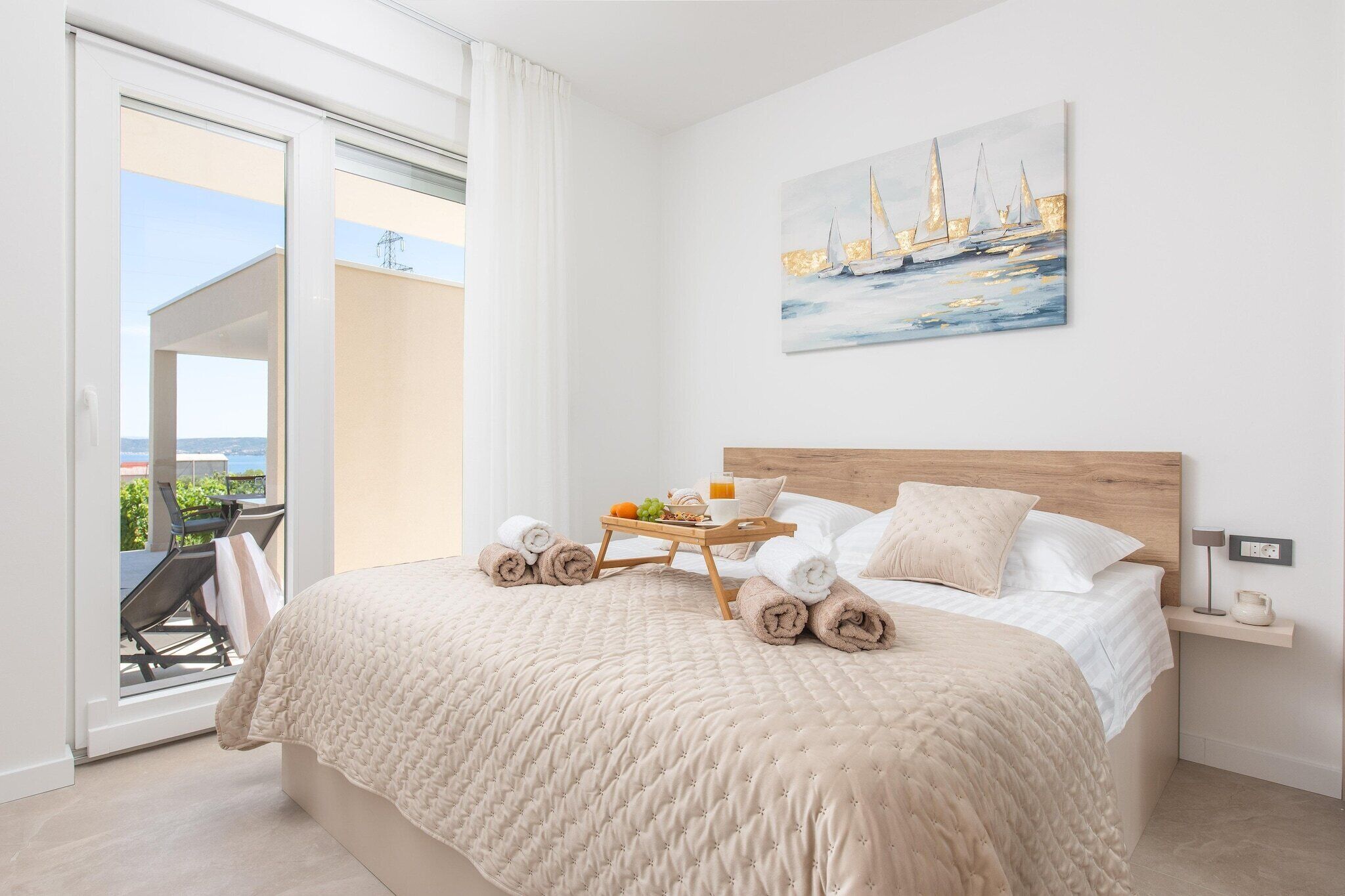 Travel cot, free WiFi