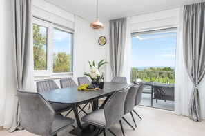 Dining - Charming Seaside Villa Getaway (Splitsko-dalmatinska župani)