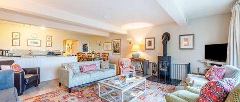 TV, fireplace
