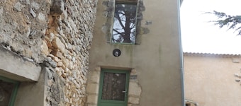 Studio in Rustrel Fully equipped, self-contained living room.