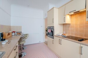 Microwave, oven, dishwasher, cookware/dishes/utensils - 2 Bed in Eastbourne (oc-b30385) (Eastbourne)