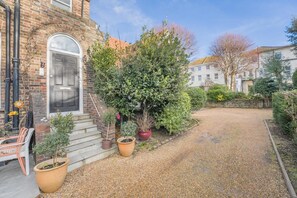 Property grounds - 2 Bed in Eastbourne (oc-b30385) (Eastbourne)