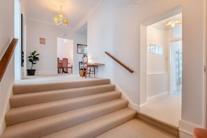 A staircase with carpeted steps leading to a dining area with a table and chairs. - 2 Bed in Eastbourne (oc-b30385) (Eastbourne)