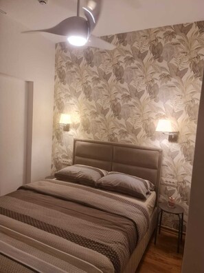 Tabla de planchar con plancha, wifi y ropa de cama 