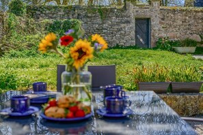 Outdoor dining - 2 Bed in Pendeen (oc-s30736) (Pendeen)