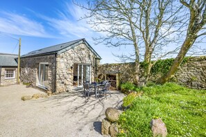 Outdoor dining - 2 Bed in Pendeen (oc-s30736) (Pendeen)