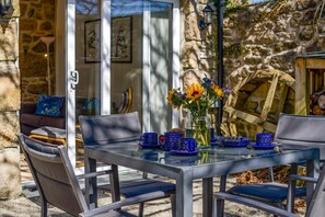 Outdoor dining - 2 Bed in Pendeen (oc-s30736) (Pendeen)