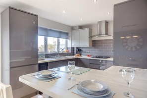 Ovn, oppvaskmaskin og kjøkkenutstyr