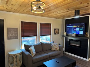 Living area - Hot Tub - Fence Backyard-Breakfast-All Attractions (Pigeon Forge)