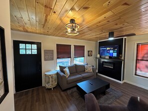 Living area - Hot Tub - Fence Backyard-Breakfast-All Attractions (Pigeon Forge)