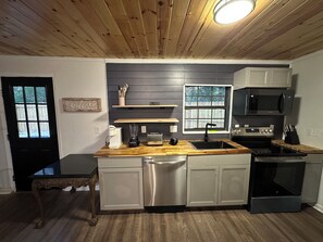 Private kitchen - Hot Tub - Fence Backyard-Breakfast-All Attractions (Pigeon Forge)