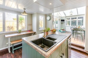 Oven, dishwasher, high chair, cookware/dishes/utensils - 3 Bed in Bideford (oc-s30718) (Northam)