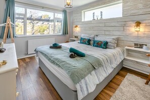 3 bedrooms, iron/ironing board, travel cot, free WiFi - 3 Bed in Bideford (oc-s30718) (Northam)